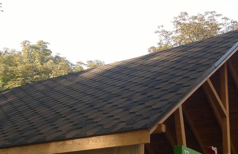 крыша дома из керпича